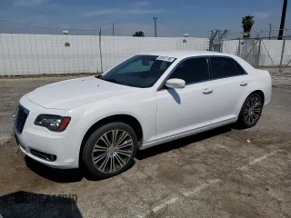2013 Chrysler 300 S z VIN 2C3CCABG6DH739271, wystawiony jako Copart lot #52457195 z przebiegiem 86 330 mil mil oraz Szkoda całkowita • Salvage title. Historia ofert i sprzedaży dostępna na DreamBid. Obrazek 1.