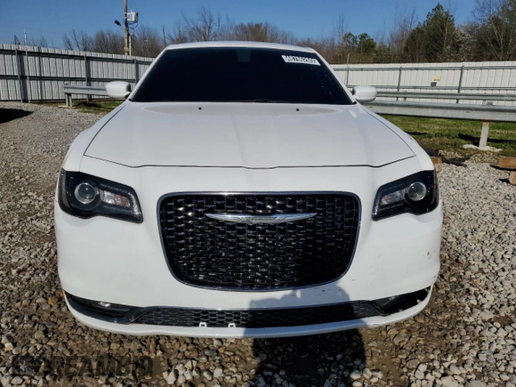 2020 Chrysler 300 S z VIN 2C3CCABG1LH145752, wystawiony jako Copart lot #48786265 z przebiegiem 51 832 mil mil oraz Czysty tytuł • Clean title. Historia ofert i sprzedaży dostępna na DreamBid. Obrazek 5.
