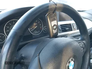 2013 BMW 3 Series 320i xDrive z VIN WBA3C3C52DF981204, wystawiony jako IAAI lot #41731595 z przebiegiem 82 514 mil mil oraz . Historia ofert i sprzedaży dostępna na DreamBid. Obrazek 11.