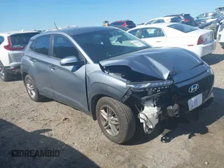 2021 Hyundai Kona SE z VIN KM8K1CAA3MU674975, wystawiony jako IAAI lot #42043579 z przebiegiem 52 240 mil mil oraz . Historia ofert i sprzedaży dostępna na DreamBid. Obrazek 1.