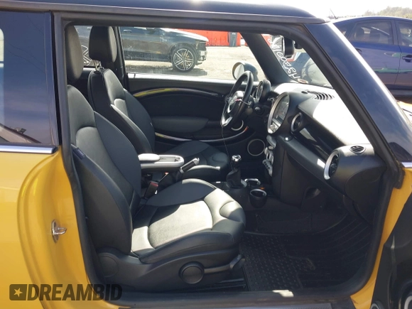 2009 MINI Hardtop S z VIN WMWMF73579TT97876, wystawiony jako IAAI lot #42500156 z przebiegiem 115 037 mil mil oraz . Historia ofert i sprzedaży dostępna na DreamBid. Obrazek 5.