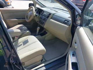 2008 Nissan Versa S z VIN 3N1BC13E08L354454, wystawiony jako IAAI lot #42441312 z przebiegiem 126 988 mil mil oraz . Historia ofert i sprzedaży dostępna na DreamBid. Obrazek 5.