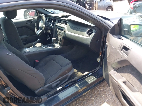 2013 Ford Mustang V6 z VIN 1ZVBP8AM7D5245937, wystawiony jako IAAI lot #41942028 z przebiegiem 207 037 mil mil oraz . Historia ofert i sprzedaży dostępna na DreamBid. Obrazek 5.
