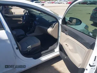 2017 Hyundai Elantra SE z VIN 5NPD84LF7HH129904, wystawiony jako IAAI lot #41837435 z przebiegiem 97 737 mil mil oraz . Historia ofert i sprzedaży dostępna na DreamBid. Obrazek 5.