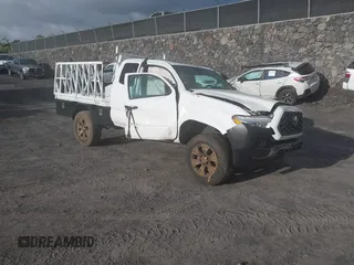 2022 Toyota Tacoma SR z VIN 3TYRX5GN5NT055800, wystawiony jako IAAI lot #42109011 z przebiegiem 30 236 mil mil oraz . Historia ofert i sprzedaży dostępna na DreamBid. Obrazek 1.