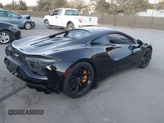 2023 McLaren Artura z VIN SBM16AEA4PW001449, wystawiony jako IAAI lot #41347791 z przebiegiem 4703 mil mil oraz . Historia ofert i sprzedaży dostępna na DreamBid. Obrazek 4.