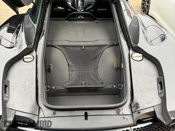 2023 McLaren GT z VIN SBM22GCA3PW002548, wystawiony jako Copart lot #52157855 z przebiegiem 779 mil mil oraz Szkody całkowita. Historia ofert i sprzedaży dostępna na DreamBid. Obrazek 3.
