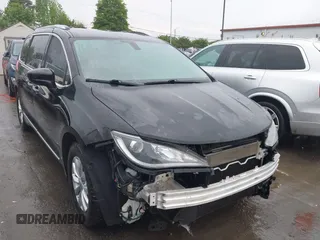 2019 Chrysler Pacifica Touring L with VIN 2C4RC1BGXKR592949, listed as a IAAI auction lot 42066334 with 187,708 mi miles and . Bid and sale history available at DreamBid. Image 1.