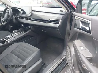 2024 Mitsubishi Outlander SE z VIN JA4J3VA89RZ076932, wystawiony jako IAAI lot #42387815 z przebiegiem 18 228 mil mil oraz . Historia ofert i sprzedaży dostępna na DreamBid. Obrazek 5.