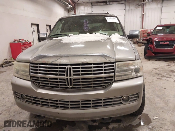 2008 Lincoln Navigator z VIN 5LMFU28568LJ00925, wystawiony jako IAAI lot #41641088 z przebiegiem 214 476 mil mil oraz . Historia ofert i sprzedaży dostępna na DreamBid. Obrazek 12.