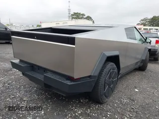 2024 Tesla Cybertruck z VIN 7G2CEHED7RA041694, wystawiony jako IAAI lot #41960418 z przebiegiem 1 177 mil mil oraz . Historia ofert i sprzedaży dostępna na DreamBid. Obrazek 4.