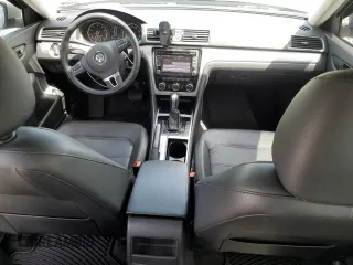 2012 Volkswagen Passat SE z VIN 1VWBP7A30CC025860, wystawiony jako Copart lot #56124875 z przebiegiem 146 207 mil mil oraz Szkody całkowita. Historia ofert i sprzedaży dostępna na DreamBid. Obrazek 8.