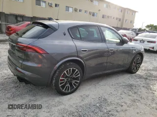 2023 Maserati Grecale Modena z VIN ZN682AVMXP7429614, wystawiony jako Copart lot #81704133 z przebiegiem 836 mil mil oraz . Historia ofert i sprzedaży dostępna na DreamBid. Obrazek 3.