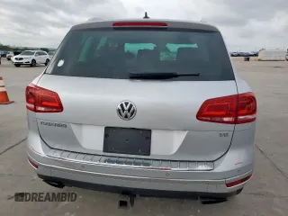 2016 Volkswagen Touareg Sport z VIN WVGEF9BP8GD010468, wystawiony jako Copart lot #53109665 z przebiegiem 55 296 mil mil oraz Szkoda całkowita • Salvage title. Historia ofert i sprzedaży dostępna na DreamBid. Obrazek 6.