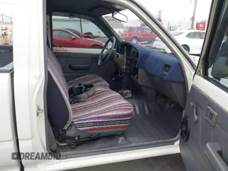 1992 Toyota Pickup z VIN 4TARN81A0NZ008256, wystawiony jako IAAI lot #41766264 z przebiegiem 278 220 mil mil oraz . Historia ofert i sprzedaży dostępna na DreamBid. Obrazek 5.