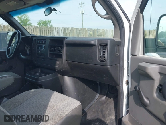 2010 Chevrolet Express Cargo z VIN 1GCUGADX3A1150240, wystawiony jako IAAI lot #42081426 z przebiegiem 533 686 mil mil oraz . Historia ofert i sprzedaży dostępna na DreamBid. Obrazek 5.