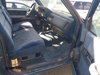 1992 GMC Sierra 1500 z VIN 2GTEK19K1N1520018, wystawiony jako IAAI lot #42116679 z przebiegiem 239 658 mil mil oraz . Historia ofert i sprzedaży dostępna na DreamBid. Obrazek 5.