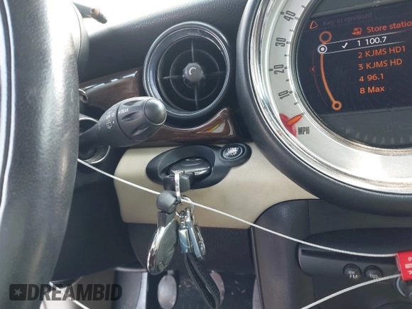 2011 MINI Hardtop z VIN WMWSU3C53BT182779, wystawiony jako IAAI lot #42278116 z przebiegiem 83 970 mil mil oraz . Historia ofert i sprzedaży dostępna na DreamBid. Obrazek 11.
