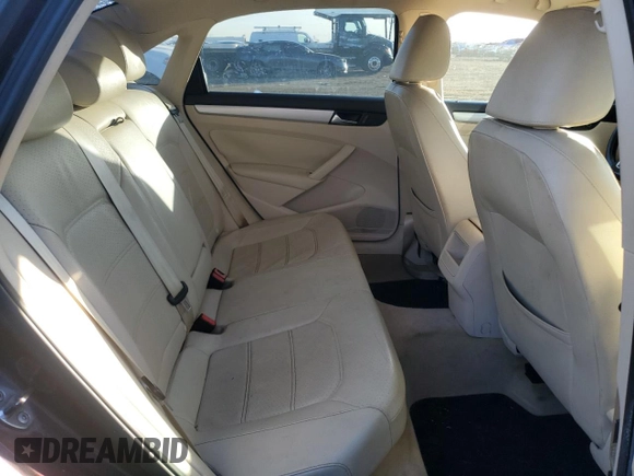 2012 Volkswagen Passat SE z VIN 1VWBP7A32CC092072, wystawiony jako Copart lot #83381494 z przebiegiem 259 949 mil mil oraz Szkoda całkowita • Salvage title. Historia ofert i sprzedaży dostępna na DreamBid. Obrazek 10.
