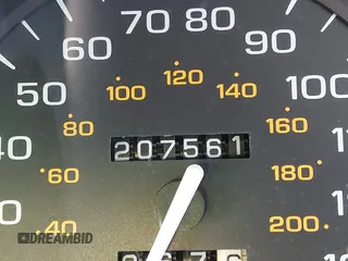 1996 Saturn SW z VIN 1G8ZK8270TZ292057, wystawiony jako IAAI lot #42100826 z przebiegiem 207 561 mil mil oraz . Historia ofert i sprzedaży dostępna na DreamBid. Obrazek 12.