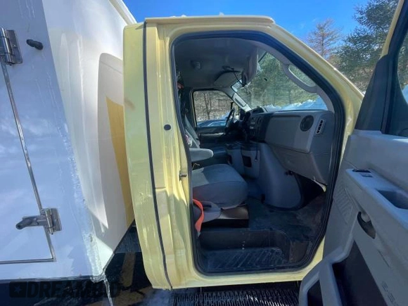 2019 Ford Econoline Commercial z VIN 1FDXE4FS5KDC52270, wystawiony jako Copart lot #46290955 z przebiegiem 104 046 mil mil oraz Tytuł czysty. Historia ofert i sprzedaży dostępna na DreamBid. Obrazek 6.