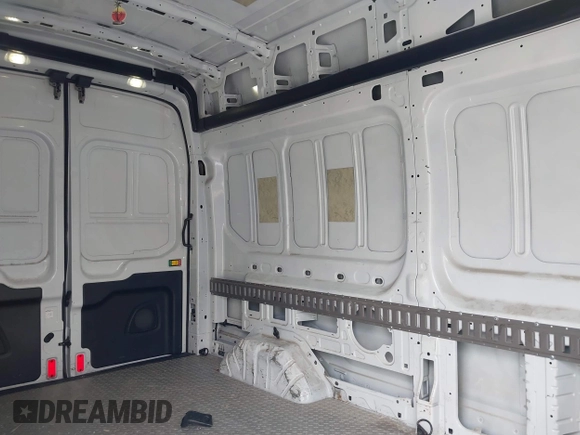 2017 Ford Transit z VIN 1FTBW2XM7HKA19849, wystawiony jako IAAI lot #41929570 z przebiegiem 163 907 mil mil oraz . Historia ofert i sprzedaży dostępna na DreamBid. Obrazek 8.