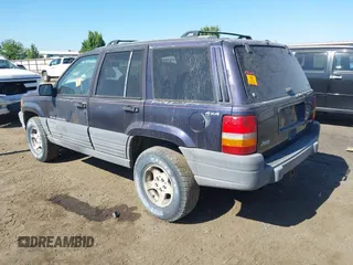1997 Jeep Grand Cherokee Laredo z VIN 1J4GZ58Y2VC551199, wystawiony jako IAAI lot #42625502 z przebiegiem 210 722 mil mil oraz . Historia ofert i sprzedaży dostępna na DreamBid. Obrazek 3.