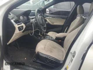2022 BMW X1 xDrive28i z VIN WBXJG9C02N5V14574, wystawiony jako Copart lot #43834285 z przebiegiem 63 266 mil mil oraz Szkoda całkowita • Salvage title. Historia ofert i sprzedaży dostępna na DreamBid. Obrazek 7.