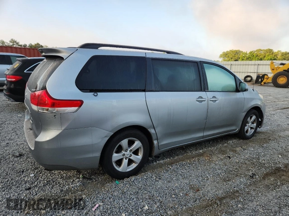 2011 Toyota Sienna LE AAS z VIN 5TDKK3DC1BS013087, wystawiony jako Copart lot #61815185 z przebiegiem 148 554 mil mil oraz Czysty tytuł • Clean title. Historia ofert i sprzedaży dostępna na DreamBid. Obrazek 3.