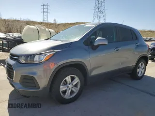 2020 Chevrolet Trax LS z VIN 3GNCJNSB3LL276516, wystawiony jako Copart lot #52796185 z przebiegiem 70 701 mil mil oraz Szkoda całkowita • Salvage title. Historia ofert i sprzedaży dostępna na DreamBid. Obrazek 1.
