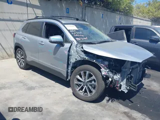 2024 Toyota Corolla Cross XLE z VIN 7MUDAAAG3RV091250, wystawiony jako IAAI lot #42749438 z przebiegiem 13 481 mil mil oraz . Historia ofert i sprzedaży dostępna na DreamBid. Obrazek 1.