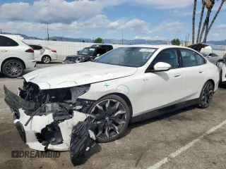2024 BMW i5 eDrive40 z VIN WBY33FK04RCR92576, wystawiony jako Copart lot #51180875 z przebiegiem 11 289 mil mil oraz Szkody całkowita. Historia ofert i sprzedaży dostępna na DreamBid. Obrazek 1.