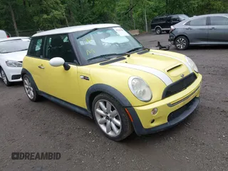 2005 MINI Hardtop S z VIN WMWRE33505TL10590, wystawiony jako IAAI lot #42329906 z przebiegiem 202 395 mil mil oraz . Historia ofert i sprzedaży dostępna na DreamBid. Obrazek 1.