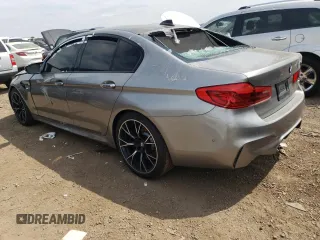 2018 BMW M5 z VIN WBSJF0C50JB283220, wystawiony jako Copart lot #62178853 z przebiegiem Nie podano mil oraz . Historia ofert i sprzedaży dostępna na DreamBid. Obrazek 2.
