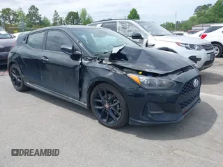 2019 Hyundai Veloster Turbo z VIN KMHTH6AB4KU011518, wystawiony jako IAAI lot #42037553 z przebiegiem 134 250 mil mil oraz . Historia ofert i sprzedaży dostępna na DreamBid. Obrazek 1.
