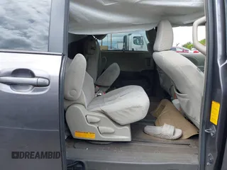 2012 Toyota Sienna LE AAS с VIN 5TDKK3DC5CS265314, выставлен на аукционе IAAI как лот 42270381 с пробегом Не указан миль и . История ставок и продаж доступна на DreamBid. Изображение 8.