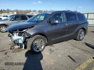 2024 Toyota Sienna Platinum z VIN 5TDESKFCXRS152892, wystawiony jako Copart lot #83758414 z przebiegiem 832 mil mil oraz Szkody całkowita. Historia ofert i sprzedaży dostępna na DreamBid. Obrazek 1.