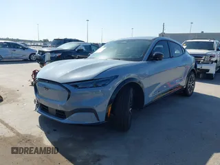 2024 Ford Mustang Mach-E Premium z VIN 3FMTK3R78RMA29034, wystawiony jako IAAI lot #41966583 z przebiegiem 2095 mil mil oraz . Historia ofert i sprzedaży dostępna na DreamBid. Obrazek 2.