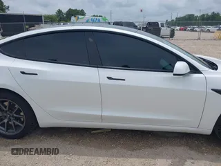 2021 Tesla Model 3 Long Range z VIN 5YJ3E1EB1MF975824, wystawiony jako IAAI lot #42146968 z przebiegiem 97 570 mil mil oraz . Historia ofert i sprzedaży dostępna na DreamBid. Obrazek 14.