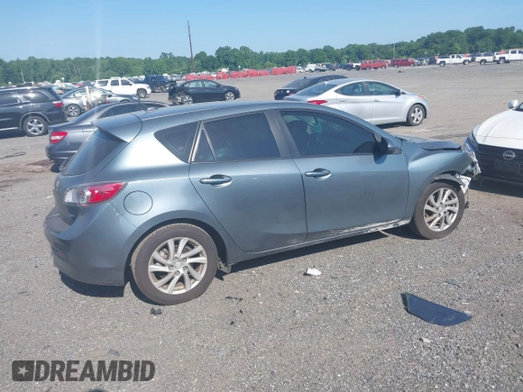 2012 Mazda 3 i Grand Touring z VIN JM1BL1M86C1635552, wystawiony jako IAAI lot #42589476 z przebiegiem 73 731 mil mil oraz . Historia ofert i sprzedaży dostępna na DreamBid. Obrazek 4.