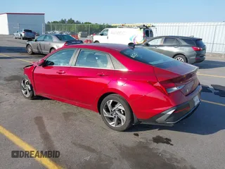 2025 Hyundai Elantra SEL Convenience z VIN KMHLS4DG2SU877358, wystawiony jako IAAI lot #41996158 z przebiegiem 3 141 mil mil oraz . Historia ofert i sprzedaży dostępna na DreamBid. Obrazek 3.
