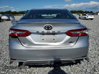 2018 Toyota Camry LE z VIN 4T1B11HK4JU053856, wystawiony jako Copart lot #61017095 z przebiegiem 134 977 mil mil oraz Szkoda całkowita • Salvage title. Historia ofert i sprzedaży dostępna na DreamBid. Obrazek 6.