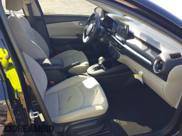 2023 Kia Forte LXS z VIN 3KPF24AD5PE554908, wystawiony jako IAAI lot #41781608 z przebiegiem 84 666 mil mil oraz . Historia ofert i sprzedaży dostępna na DreamBid. Obrazek 5.