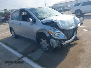 2009 Nissan Versa S z VIN 3N1BC13E39L485461, wystawiony jako IAAI lot #39886048 z przebiegiem Nie podano mil oraz . Historia ofert i sprzedaży dostępna na DreamBid. Obrazek 1.