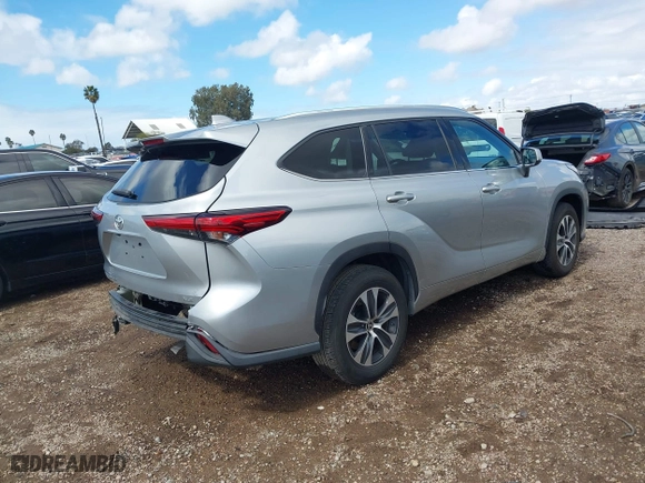 2020 Toyota Highlander XLE with VIN 5TDGZRAH5LS502260, listed as a IAAI auction lot 41743209 with 105,108 mi miles. Bid and sale history available at carsss.com. Image 4.
