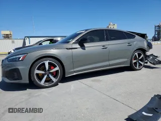 2023 Audi A5 Sportback S line Prestige z VIN WAUEACF59PA008056, wystawiony jako Copart lot #51626294 z przebiegiem 19 656 mil mil oraz . Historia ofert i sprzedaży dostępna na DreamBid. Obrazek 1.