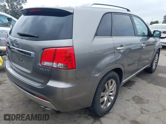 2013 Kia Sorento SX z VIN 5XYKW4A23DG400942, wystawiony jako IAAI lot #42185267 z przebiegiem 162 209 mil mil oraz . Historia ofert i sprzedaży dostępna na DreamBid. Obrazek 4.