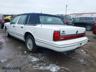 1994 Lincoln Town Car Executive with VIN 1LNLM81WXRY695472, listed as a IAAI auction lot 42017751 with 118,072 mi miles. Bid and sale history available at carsss.com. Image 3.
