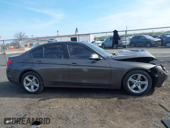 2015 BMW 3 Series 320i xDrive с VIN WBA3C3G50FNT50924, выставлен на аукционе IAAI как лот 42084473 с пробегом Не указан миль и . История ставок и продаж доступна на DreamBid. Изображение 13.