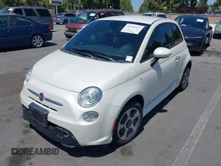 2015 FIAT 500e z VIN 3C3CFFGE4FT689671, wystawiony jako IAAI lot #42750121 z przebiegiem 62 306 mil mil oraz . Historia ofert i sprzedaży dostępna na DreamBid. Obrazek 6.